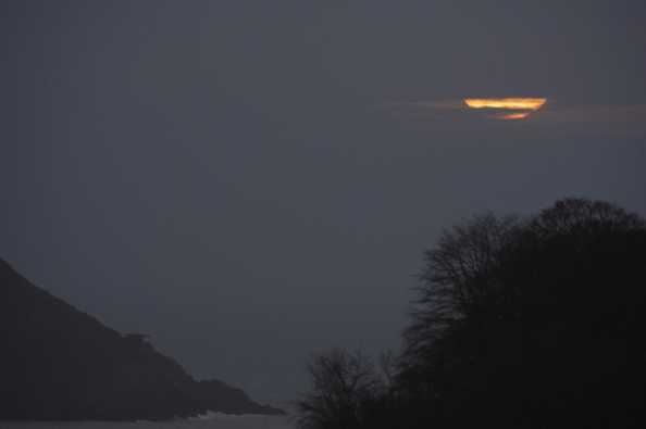 02 February 2021 - 07-58-13
There's just 5 or 6 days when the sun rises over the sea in the winter. Not once was it visible on the horizon this year. Just a little chick in the cloud allowed half a view (more like 10%).
-----------------------
Sunrise over the sea at Dartmouth